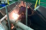 THE MAIN SEA WATER OVERBOARD PIPE PLUGGING/UNPLUGGING FOR THE VESSEL AT CAT LAI TERMINAL